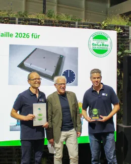 Stolze Gewinner: Djordje Spremic und Ralf Walker von Zinco ( v.re.) freuen sich über die GaLaBau-Innovationsmedaille 2026.