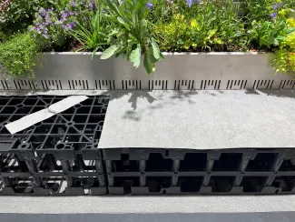 Capistrips® transportieren das im HydroSpacer® angestaute Wasser nach oben und das Capifleece® CF 200 sorgt für die flächige Verteilung, damit es den Pflanzenwurzeln im Substrat zur Verfügung steht.