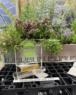 Zinco gewinnt mit dem HydroSpacer® des Systemaufbaus „Sponge City Roof“ die GaLaBau-Innovationsmedaille 2026.