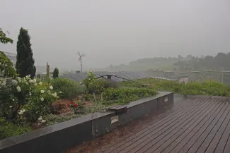 Der Systemaufbau „Sponge City Roof“ hält Regenwasser längerfristig zurück und stellt es den Pflanzen kapillar zur Verfügung, um deren Verdunstungsleistung auch in Trockenzeiten aufrechtzuerhalten.
