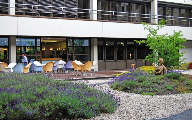 Innenhof mit Lavendel und Skulpturen