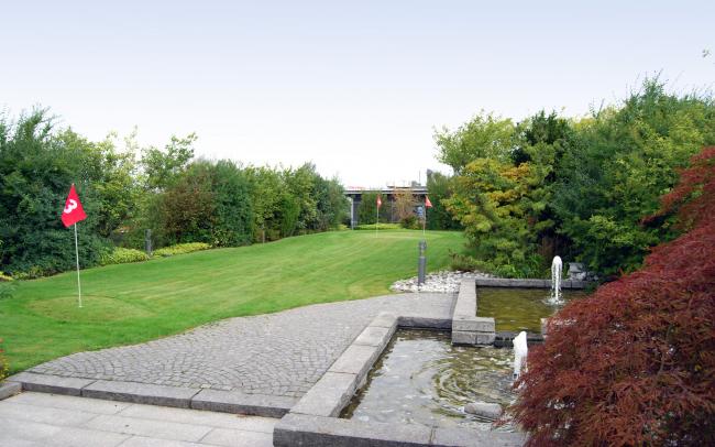 Dachgarten mit Golfplatz und Springbrunnen