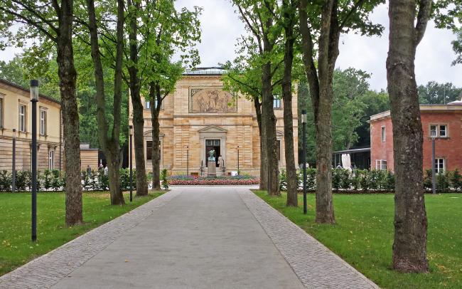 Park mit Allee und historischen Gebäuden