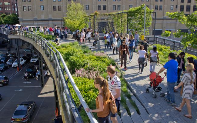 Dachgarten mit vielen Menschen