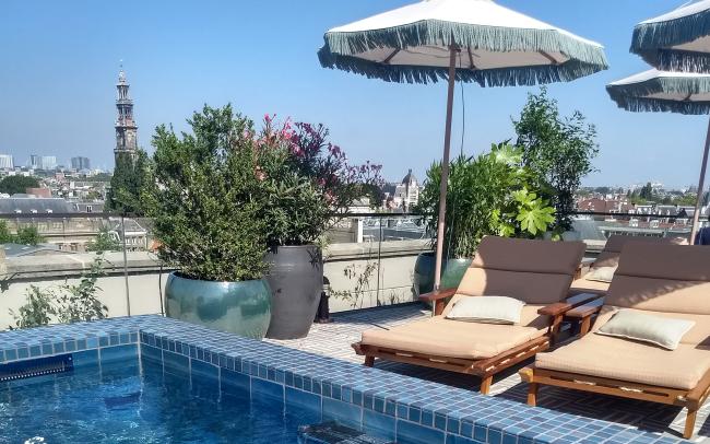 Dachterrasse mit Liegestühlen und einem Pool