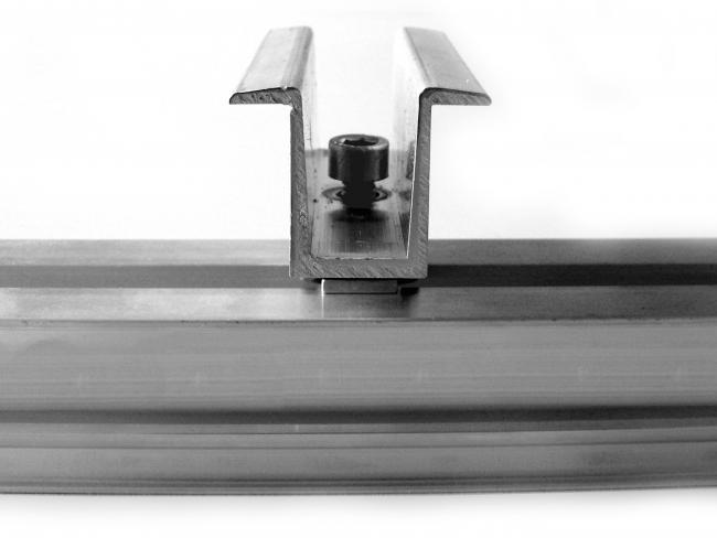 Vormontierte Mittelklemme, variable Höhe 35 bis 50 mm. Vormontierte Mittelklemme